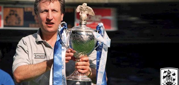 بعد 28 عاما.. وارنوك يعود لمحاولة إنقاذ هدرسفيلد تاون